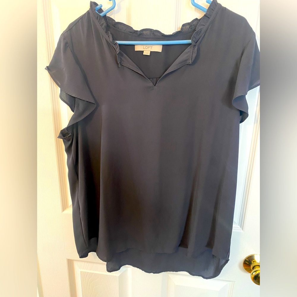 Loft slate gray flutter sleeve tank ☀️
